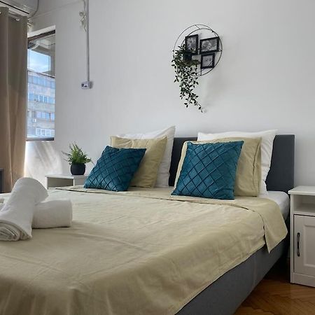 2 Bedroom Apartment With Terrace In City Center Bucureşti Eksteriør bilde